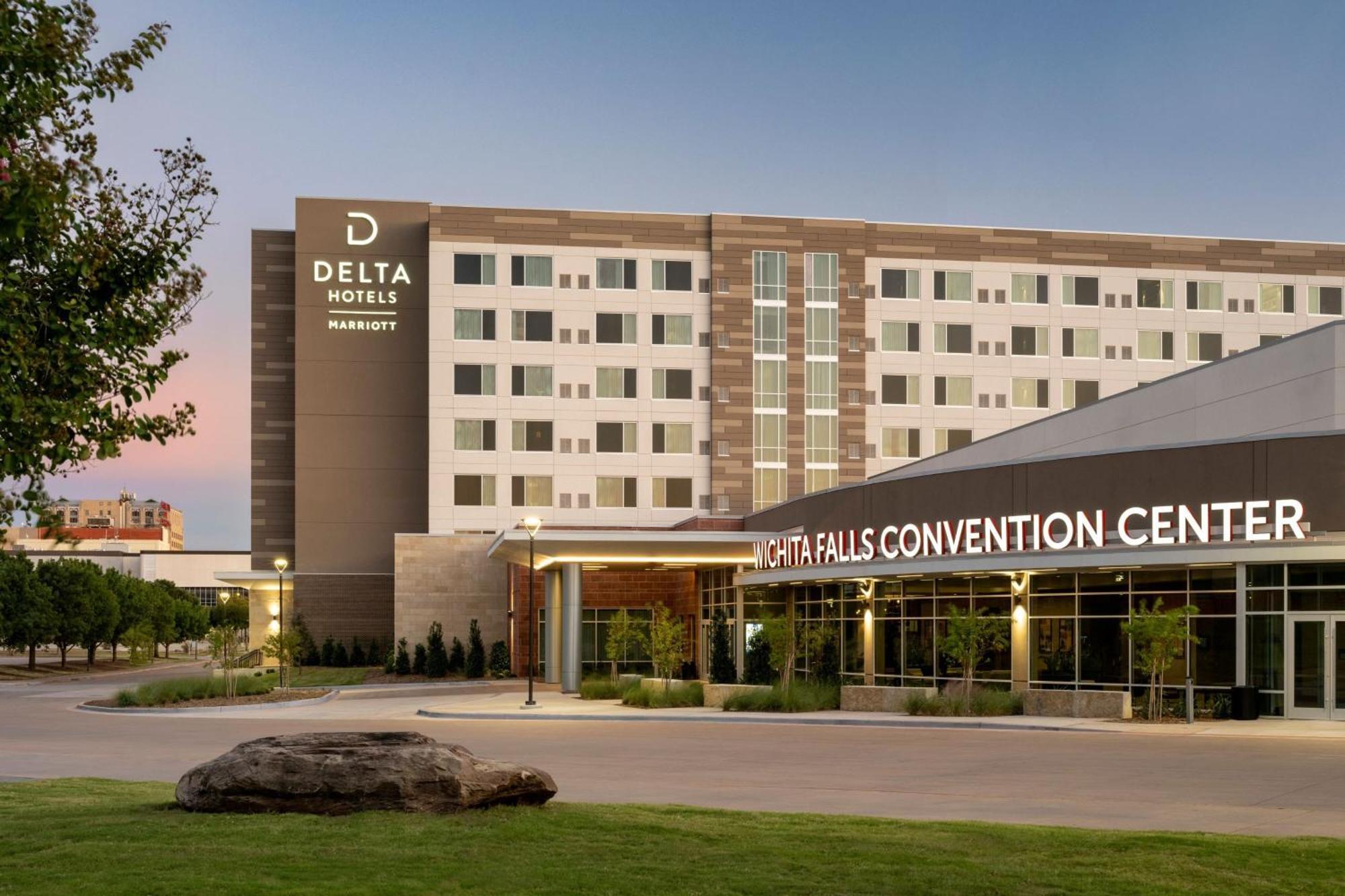 Delta Hotels By Marriott Wichita Falls Convention Center Extérieur photo